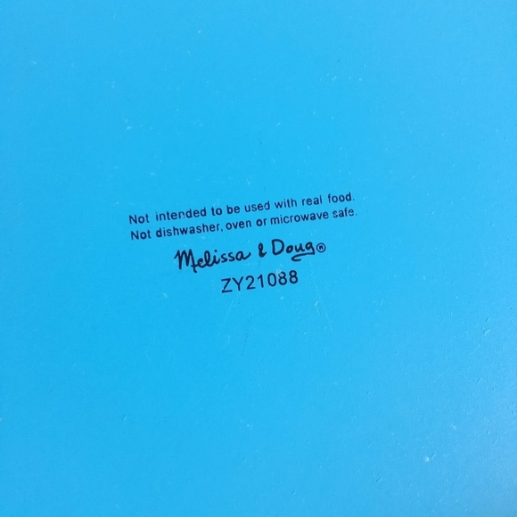 Melissa & Doug Wooden Happy birthday cake plate and candles - Picture 4 of 7